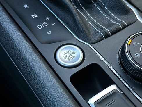 Used 2022 Volkswagen Atlas Cross Sport SE image 22