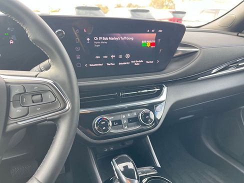 Used 2025 Buick Envista Sport Touring image 18