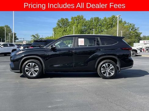Used 2024 Toyota Highlander XLE AWD/4WD image 2