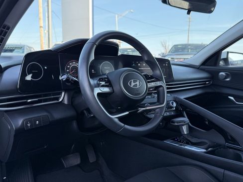 Used 2024 Hyundai Elantra SEL w/ Convenience Package image 9