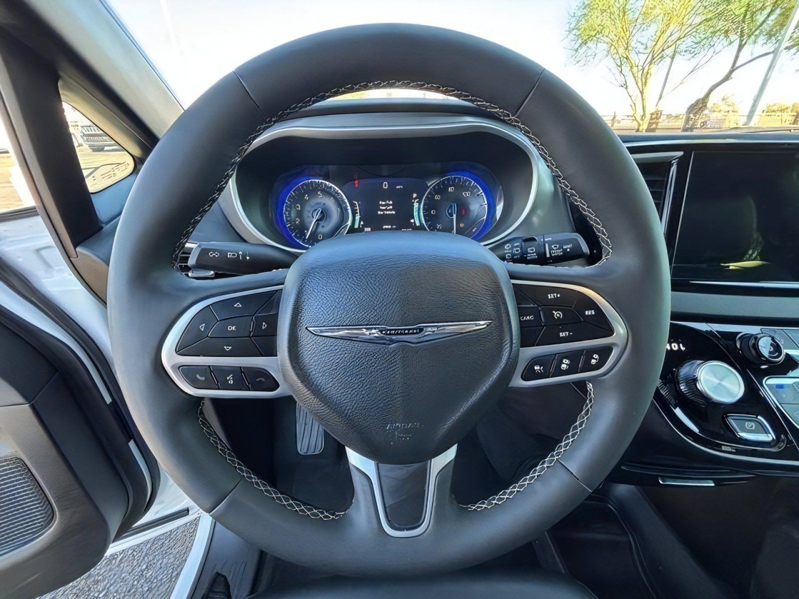 Used 2025 Chrysler Pacifica Select FWD image 12