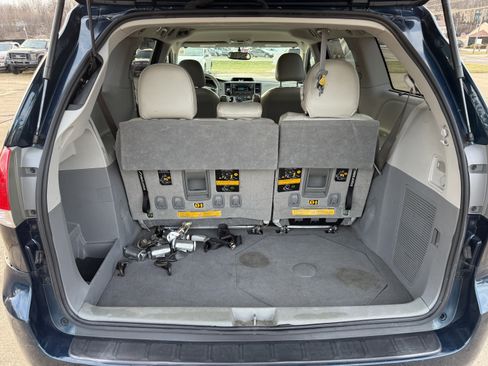Used 2011 Toyota Sienna LE image 31