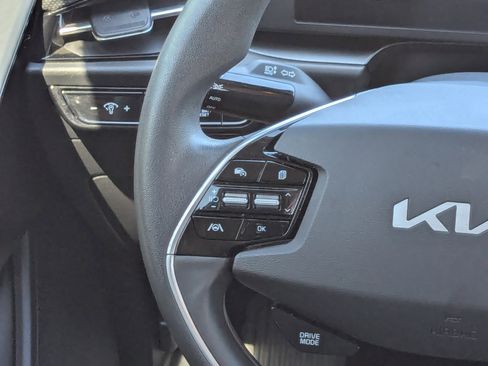 Used 2024 Kia Niro LX image 17