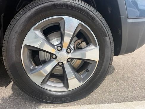 Used 2019 Jeep Cherokee Limited AWD/4WD image 11