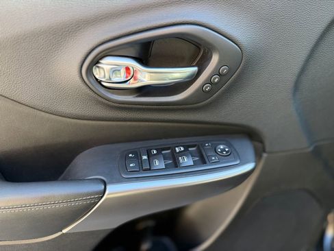 Used 2019 Jeep Cherokee Limited image 18