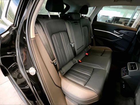 Used 2024 Audi Q8 e-tron Premium Plus w/ Premium Plus Package image 18