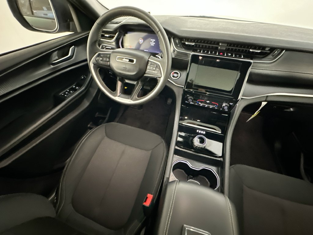 Used 2025 Jeep Grand Cherokee Laredo X RWD image 9