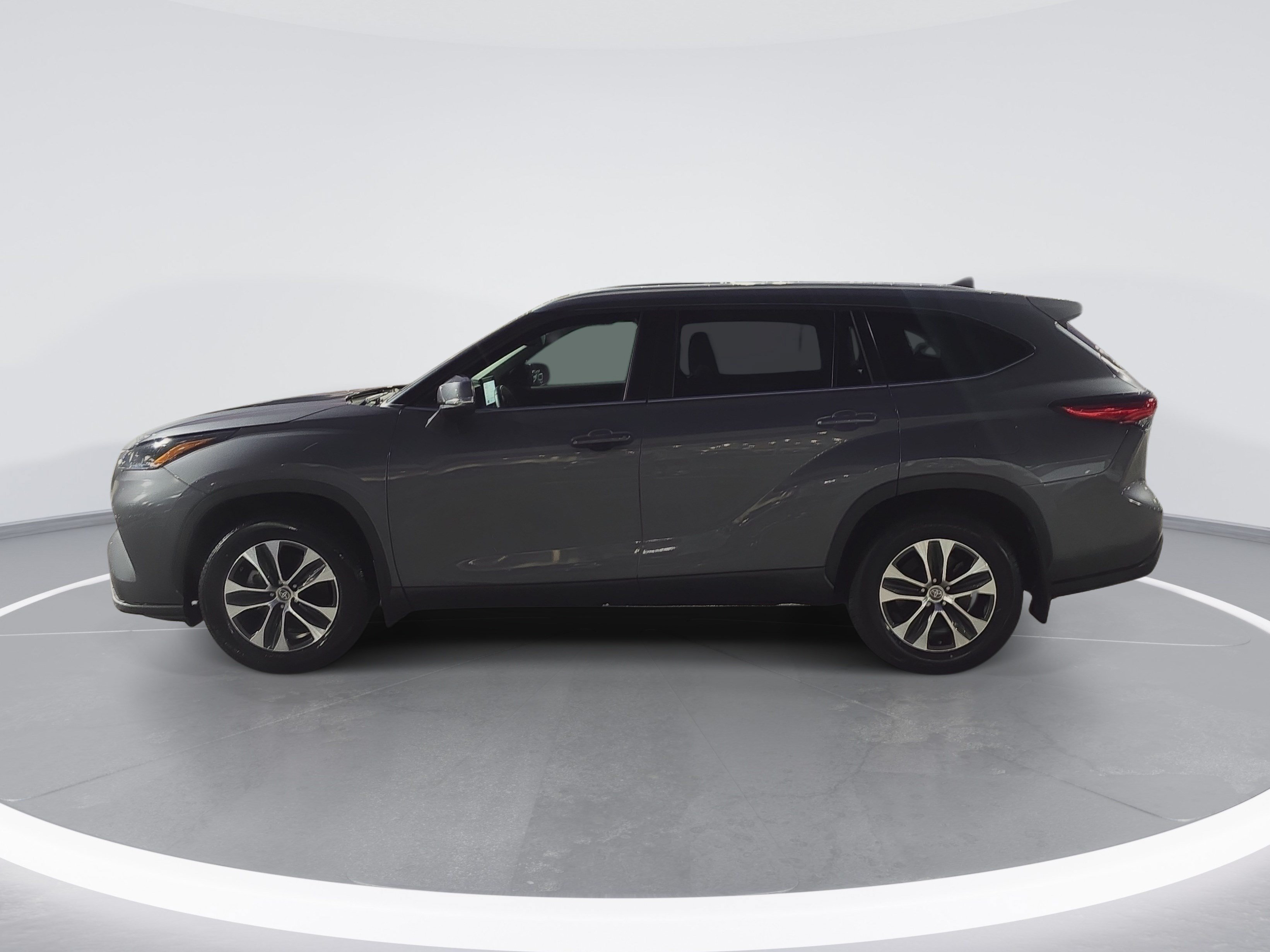 Used 2023 Toyota Highlander XLE FWD image 6