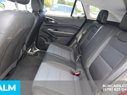 Used 2025 Chevrolet Trax LT w/ LT Convenience Package FWD image 17
