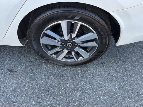Used 2025 Nissan Versa SV FWD image 34