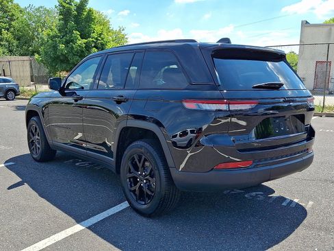 Used 2024 Jeep Grand Cherokee Altitude AWD/4WD image 4
