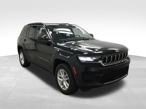 Used 2023 Jeep Grand Cherokee Laredo w/ Luxury Tech Group I AWD/4WD image 2