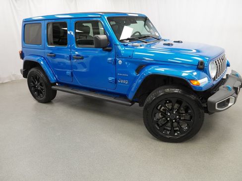 Certified 2024 Jeep Wrangler Unlimited Sahara w/ Technology Group AWD/4WD image 12