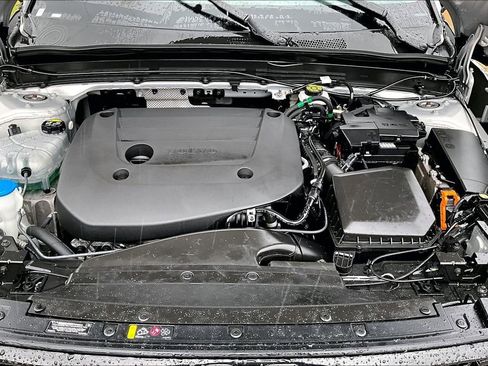 Certified 2025 Volvo XC40 B5 Plus AWD/4WD image 11