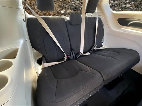 Used 2019 Chrysler Pacifica L image 17