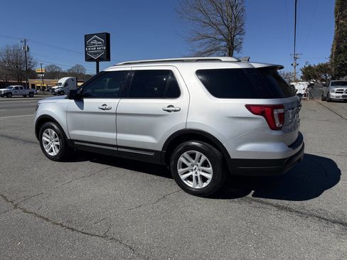 Used 2019 Ford Explorer XLT image 7