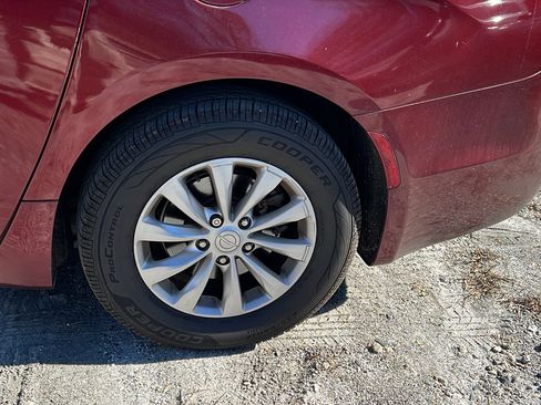 Used 2018 Chrysler Pacifica Touring-L image 12