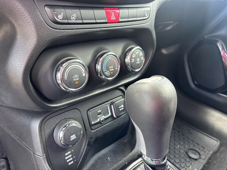 Used 2017 Jeep Renegade Altitude AWD/4WD image 18