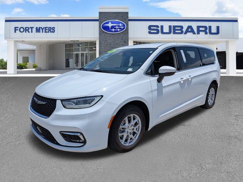 Used 2023 Chrysler Pacifica Touring-L FWD image 8