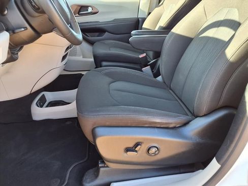Used 2023 Chrysler Voyager LX image 23