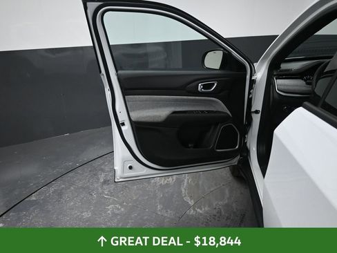 Used 2024 Jeep Compass Latitude image 25