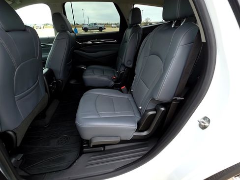 Used 2019 Buick Enclave Essence image 18