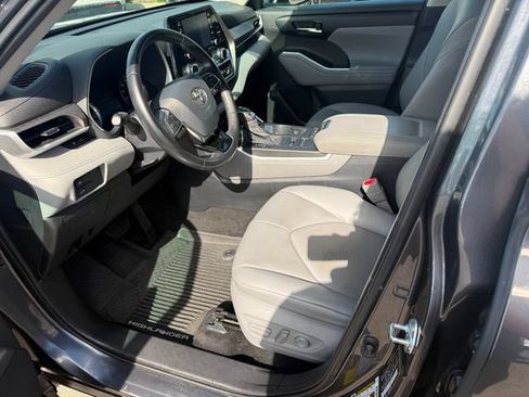 Used 2020 Toyota Highlander XLE AWD/4WD image 14