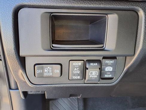 Used 2017 Toyota Tacoma TRD Off-Road AWD/4WD image 14