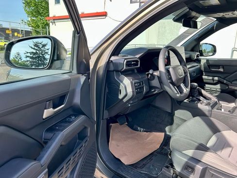 Certified 2024 Toyota Tacoma TRD Off-Road AWD/4WD image 9
