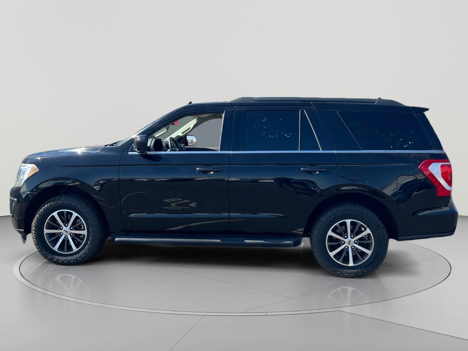 Used 2020 Ford Expedition XLT RWD image 2