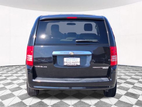 Used 2009 Chrysler Town & Country LX image 19