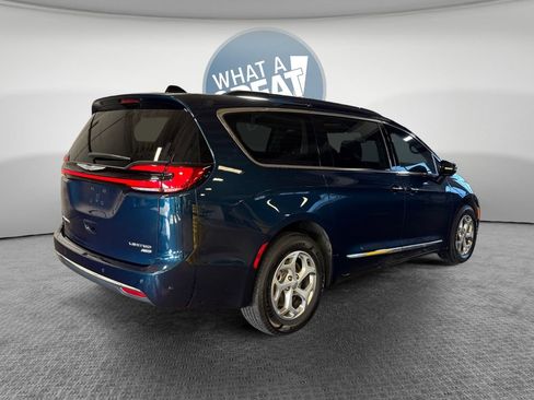 Used 2023 Chrysler Pacifica Limited AWD/4WD image 3