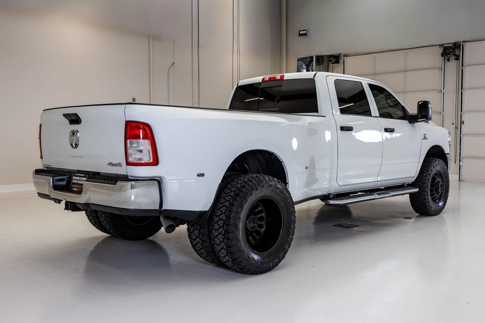 Used 2024 RAM 3500 Tradesman w/ Chrome Appearance Group AWD/4WD image 10