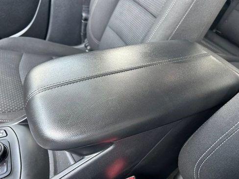 Used 2024 GMC Terrain SLE w/ Driver Convenience Package FWD image 32