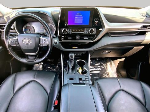 Used 2023 Toyota Highlander XLE AWD/4WD image 16