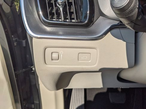 Used 2020 Volvo XC60 T6 Momentum image 15