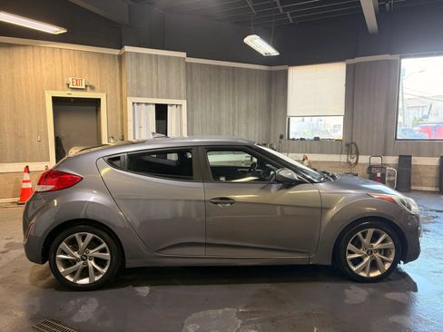 Used 2017 Hyundai Veloster FWD image 7