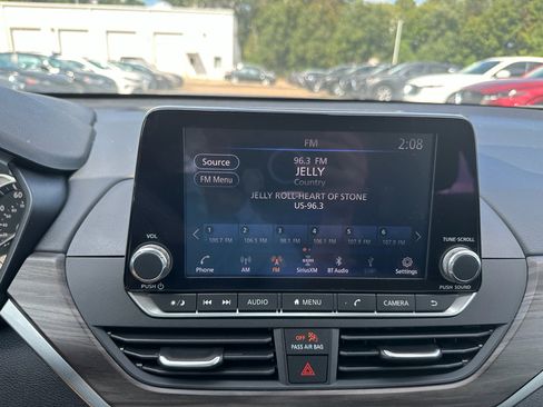 Used 2025 Nissan Altima 2.5 SV image 12