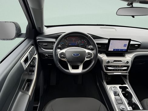 Used 2023 Ford Explorer XLT AWD/4WD image 7