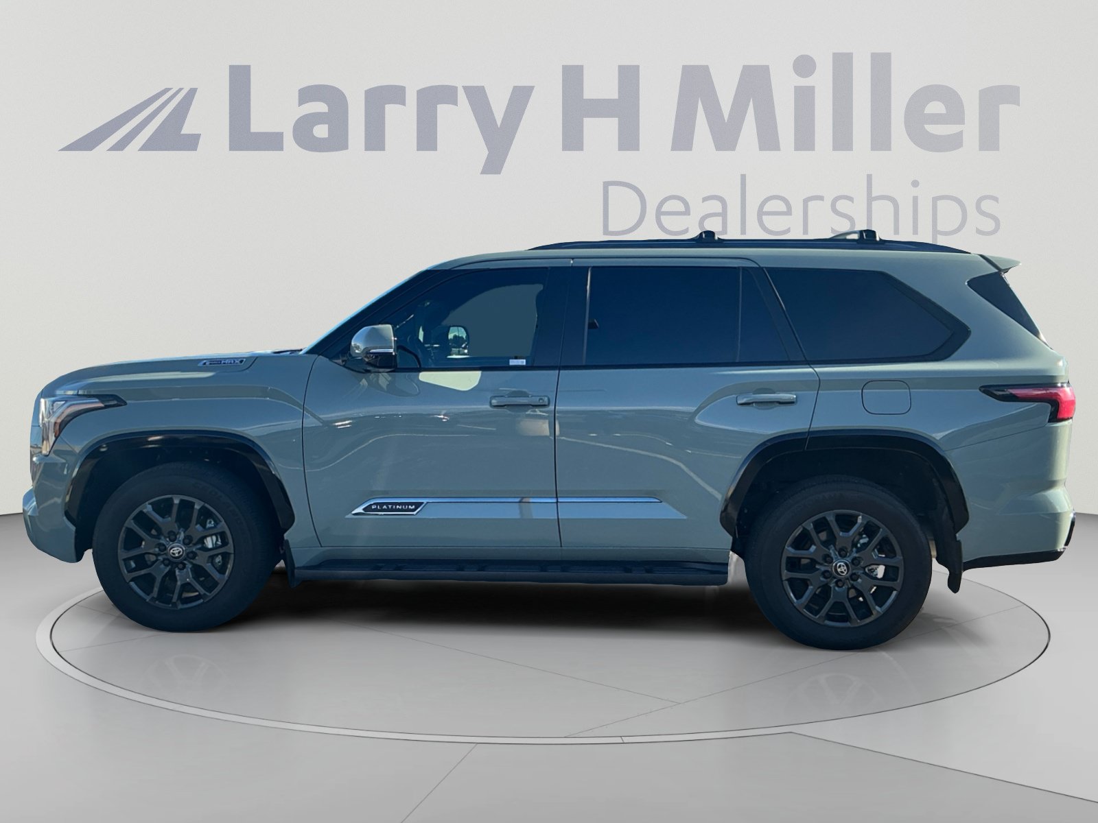 Used 2025 Toyota Sequoia Platinum AWD/4WD image 2