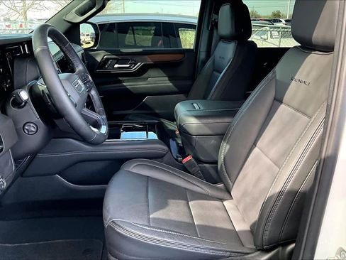 Used 2025 GMC Yukon XL Denali w/ Sun & Power Step Package image 8