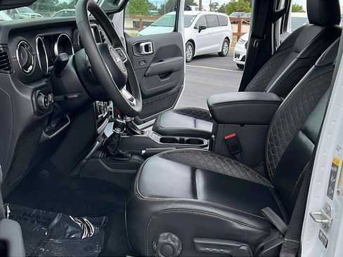 Used 2023 Jeep Gladiator Overland AWD/4WD image 17
