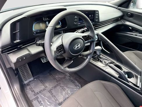 Certified 2025 Hyundai Elantra Sport FWD image 9