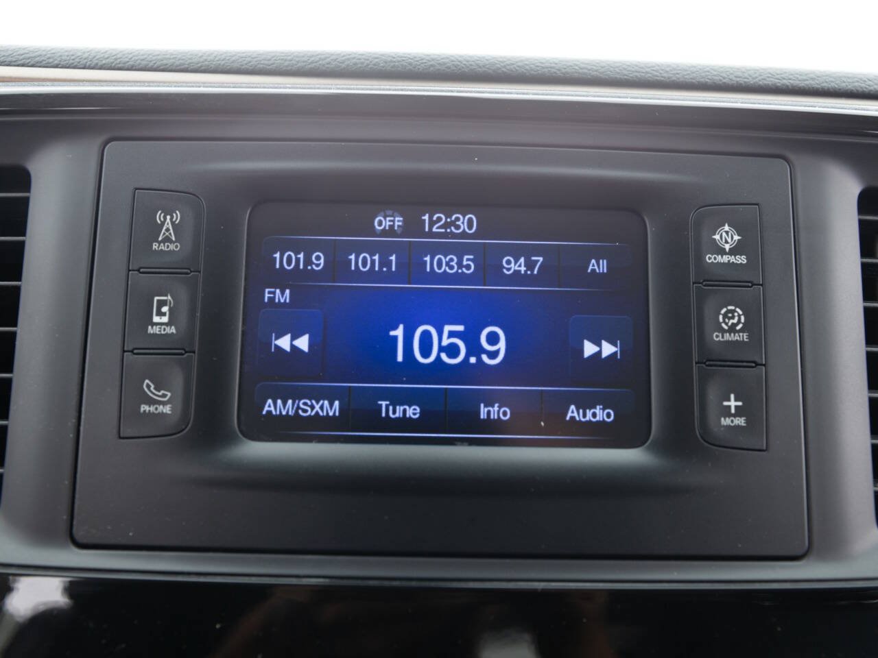 Used 2017 Chrysler Pacifica Touring-L FWD image 32