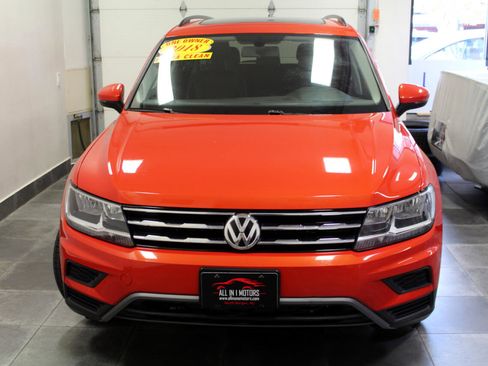 Used 2018 Volkswagen Tiguan SE w/ Panoramic Sunroof Package image 2