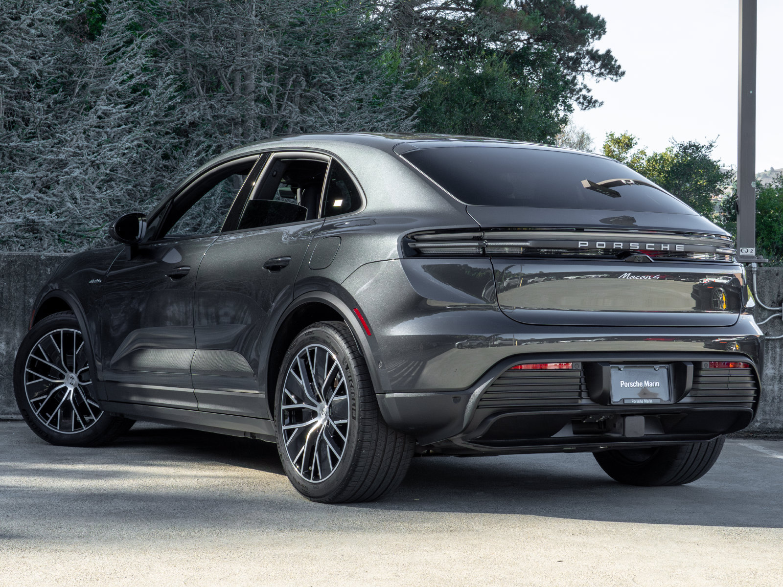 Certified 2025 Porsche Macan 4 Electric AWD/4WD image 3