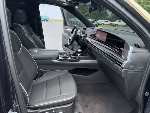 Used 2025 Cadillac Escalade Premium Luxury AWD/4WD image 32