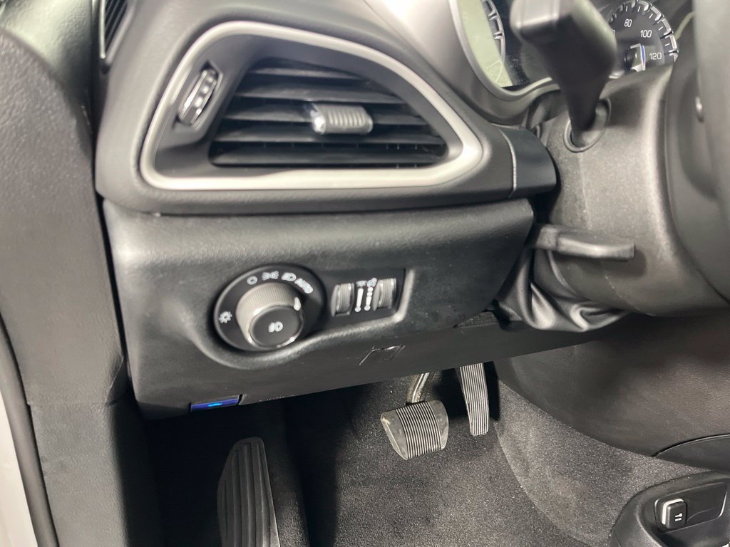 Used 2025 Chrysler Pacifica Select FWD image 24