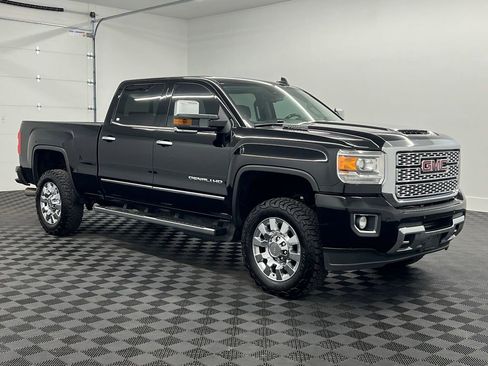 Used 2018 GMC Sierra 2500 Denali w/ Duramax Plus Package AWD/4WD image 6