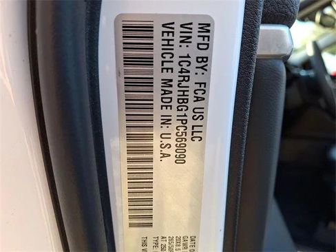 Certified 2023 Jeep Grand Cherokee Limited w/ Trailer Tow Prep Group (B) image 18